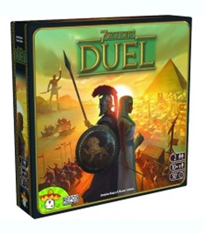 De doosillustratie voor het bordspel "7 Wonders Duel" toont twee krijgers in antieke kleding, een piramide op de achtergrond en een scène van een historische veldslag.