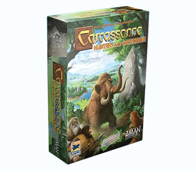 De afbeelding toont de doos van het bordspel "Carcassonne: Hunters and Gatherers". Hierop is een mammoet te zien in een prehistorisch landschap, omringd door jagers uit een stam. De sfeer is avontuurlijk.
