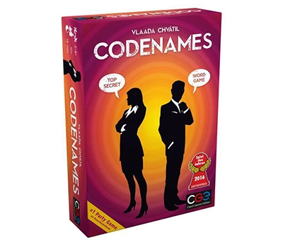 Omslag van het spel "Codenames" met silhouetten van een vrouw en een man in formele kleding tegen een oranje achtergrond met kleurverloop. Tekstballonnen vermelden "Top Secret" en "Word Game".