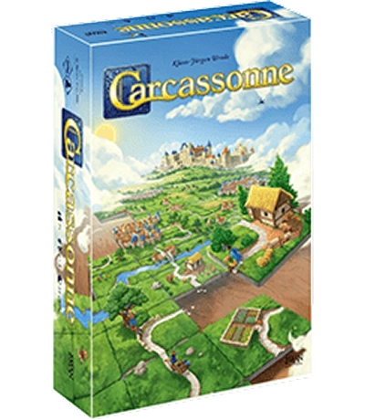 Doos van het bordspel "Carcassonne" met een kleurrijk middeleeuws landschap met velden, wegen en een kasteel op de achtergrond onder een blauwe hemel.