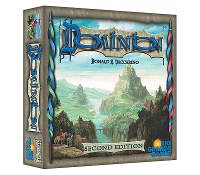 Doosomslag van het bordspel "Dominion: Second Edition" van Donald X. Vaccarino. Het toont een middeleeuws landschap met bergen, bossen en een kasteel.
