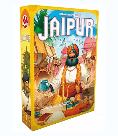 Omslag van het bordspel Jaipur: een levendige afbeelding van een bebaarde koopman in kleurrijke kleding, die een beker vasthoudt, met kamelen en marktwaren op de achtergrond.