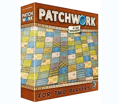 Patchwork bordspeldoos, met kleurrijke lapjes stof en stikpatronen. Onderaan staat 'Voor twee spelers'.