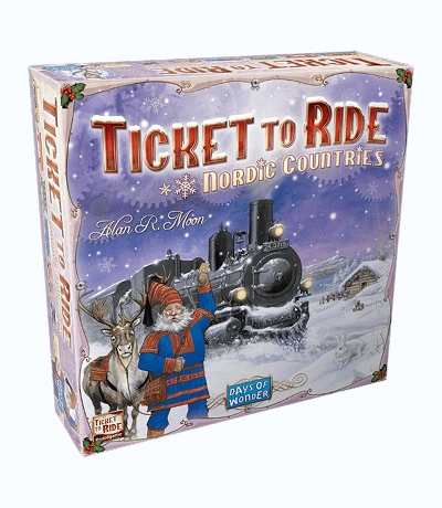 Doosomslag van het bordspel "Ticket to Ride: Nordic Countries", met een besneeuwd landschap met een rendier, een zwaaiende kerstmanachtige figuur en een stoomtrein.