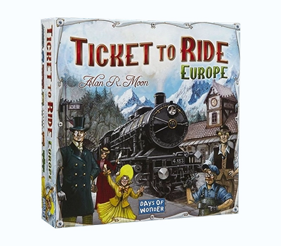 De doos van het bordspel "Ticket to Ride: Europe" toont een vintage trein, personages in kleding uit die tijd en een besneeuwde bergachtergrond, wat een gevoel van avontuur oproept.