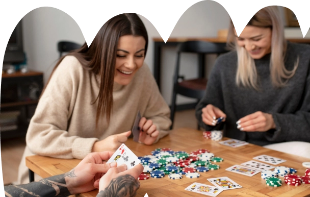 Drie vrienden spelen poker aan een houten tafel, omringd door fiches en kaarten. Ze lachen en vrolijk, wat zorgt voor een opgewekte sfeer.